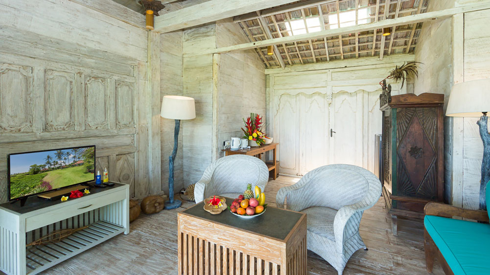 Sungai Tinggi Beach Villa - Distinctive Indonesian furniture at Joglo